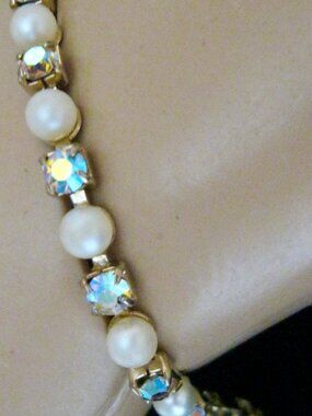 AURORA BOREALIS AND FAUX PEARLS 7" BRACELET IN GOLD TONE FINISH
